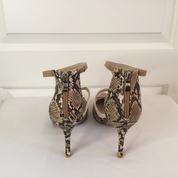 Women’s Snakeskin Pattern Pointed Toe T-Strap Heel Pumps - Picture 4 of 6